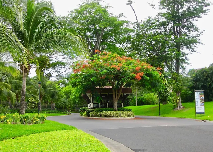 Ferienhaus Vibrant 3-bedroom With Amenities, Pools & Club Access *